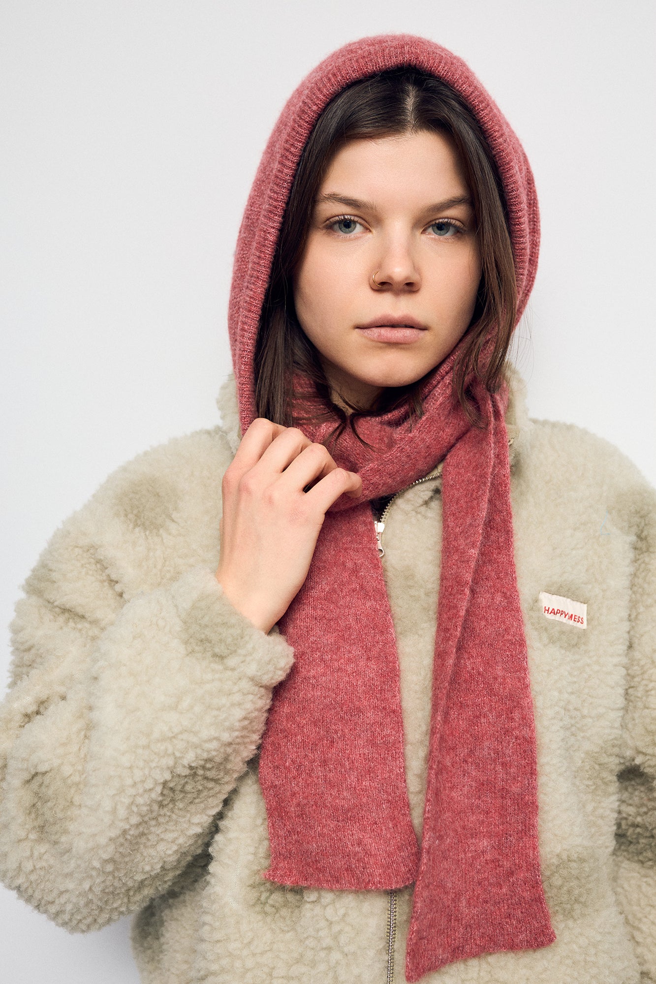 wełniany kaptur z szalikiem różowy dusty rose wool hood with scarf  modelka outfit stylizajca kurtka w korpki polka dots wełniana bomberka