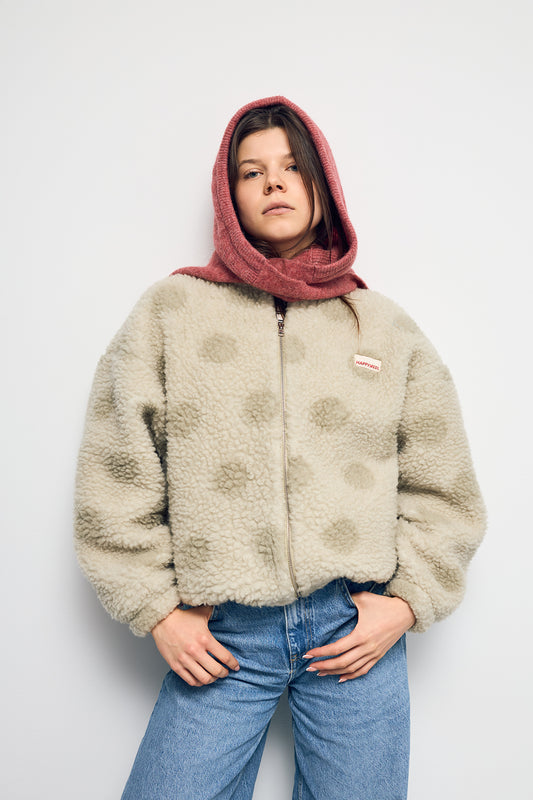 wełniany kaptur z szalikiem różowy dusty rose wool hood with scarf  modelka outfit stylizajca kurtka w korpki polka dots wełniana bomberka kadr 