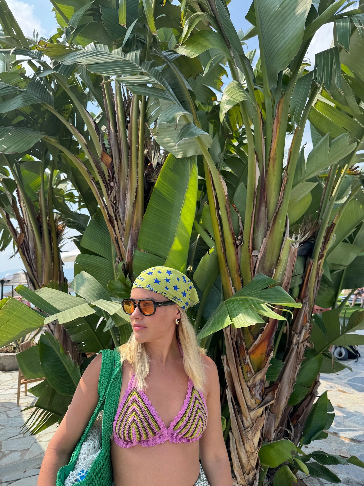 wielofunkcyjna bandana edgy dog wiskoza 50x50 nadruk niebieski scarf  modelka wakacje