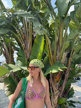 wielofunkcyjna bandana edgy dog wiskoza 50x50 nadruk niebieski scarf  modelka wakacje