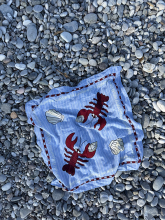 wielofunkcyjna bandana 50x50 wiskoza happy lobster niebieska błękitna czerwone detale plaża kamienie