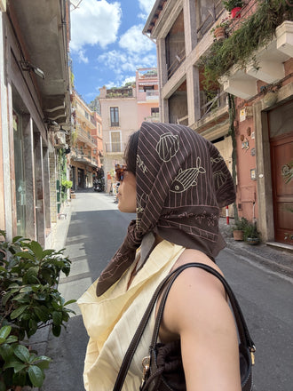 wielofunkcyjna bandana wiskoza 80x80 nadruk brązowa ocean picnic modelka outfit