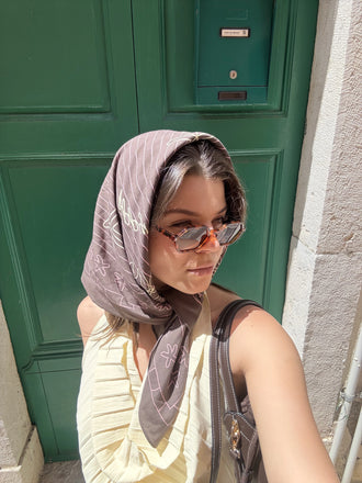 wielofunkcyjna bandana wiskoza 80x80 nadruk brązowa ocean picnic modelka stylizacja letnia 