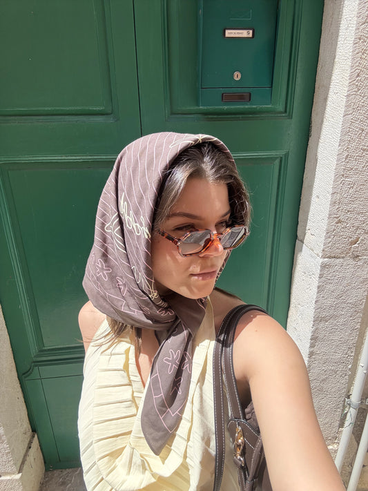 wielofunkcyjna bandana wiskoza 80x80 nadruk brązowa ocean picnic modelka stylizacja letnia 