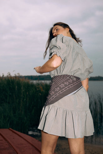 wielofunkcyjna bandana wiskoza 80x80 nadruk brązowa ocean picnic modelka outfit sukienka w kratę