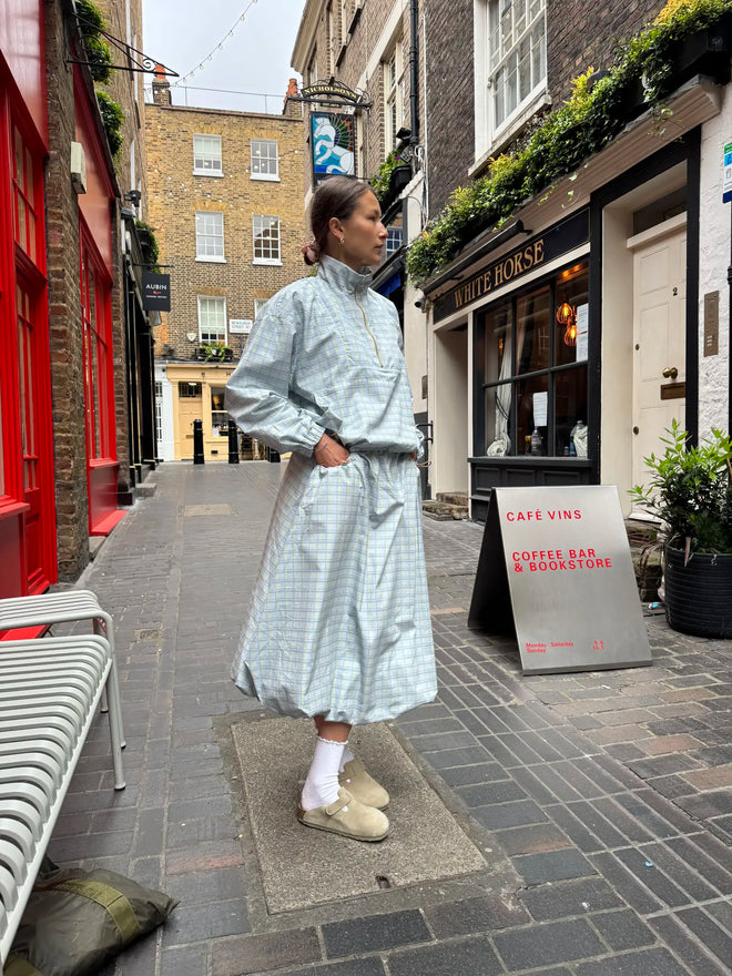 [pl][Modelka ma 177 cm i nosi rozmiar S] [en][The model is 177 cm and wears size S] [de][Das Model ist 177 cm groß und trägt Größe S] spódnica bombka midi bawełna błękitna london fog coton balloon skirt rock baumwollrock kurtka kangurka oversize jacket jacke